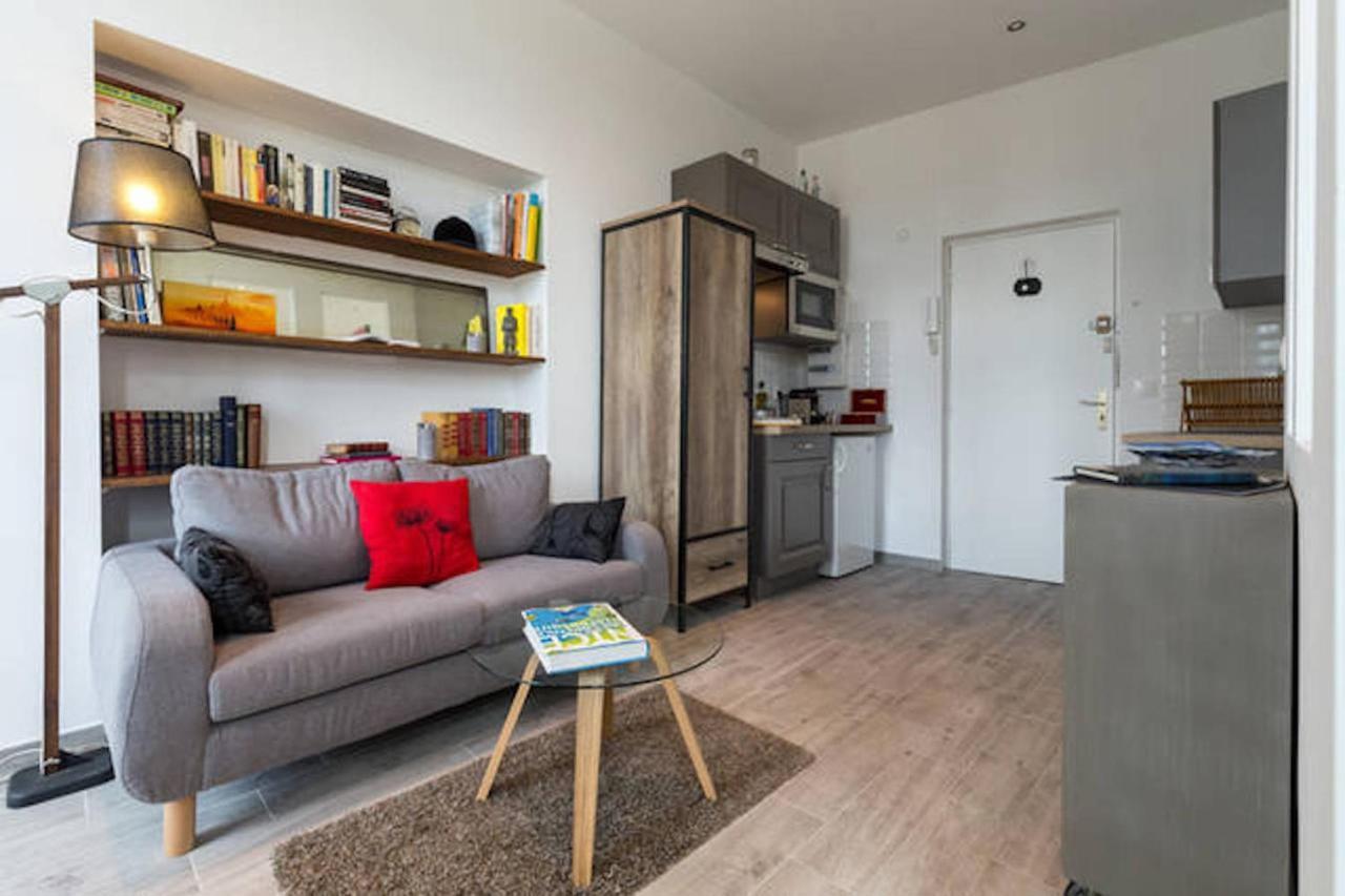 Pj - Dine On The Balcony At A Sleek Writer's Loft And Enjoy The View *
