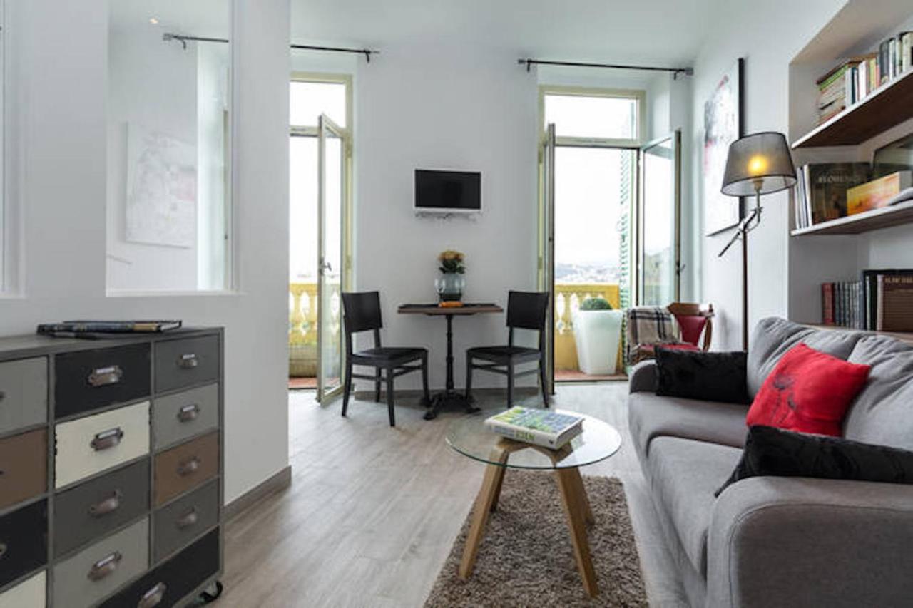 Pj - Dine On The Balcony At A Sleek Writer's Loft And Enjoy The View