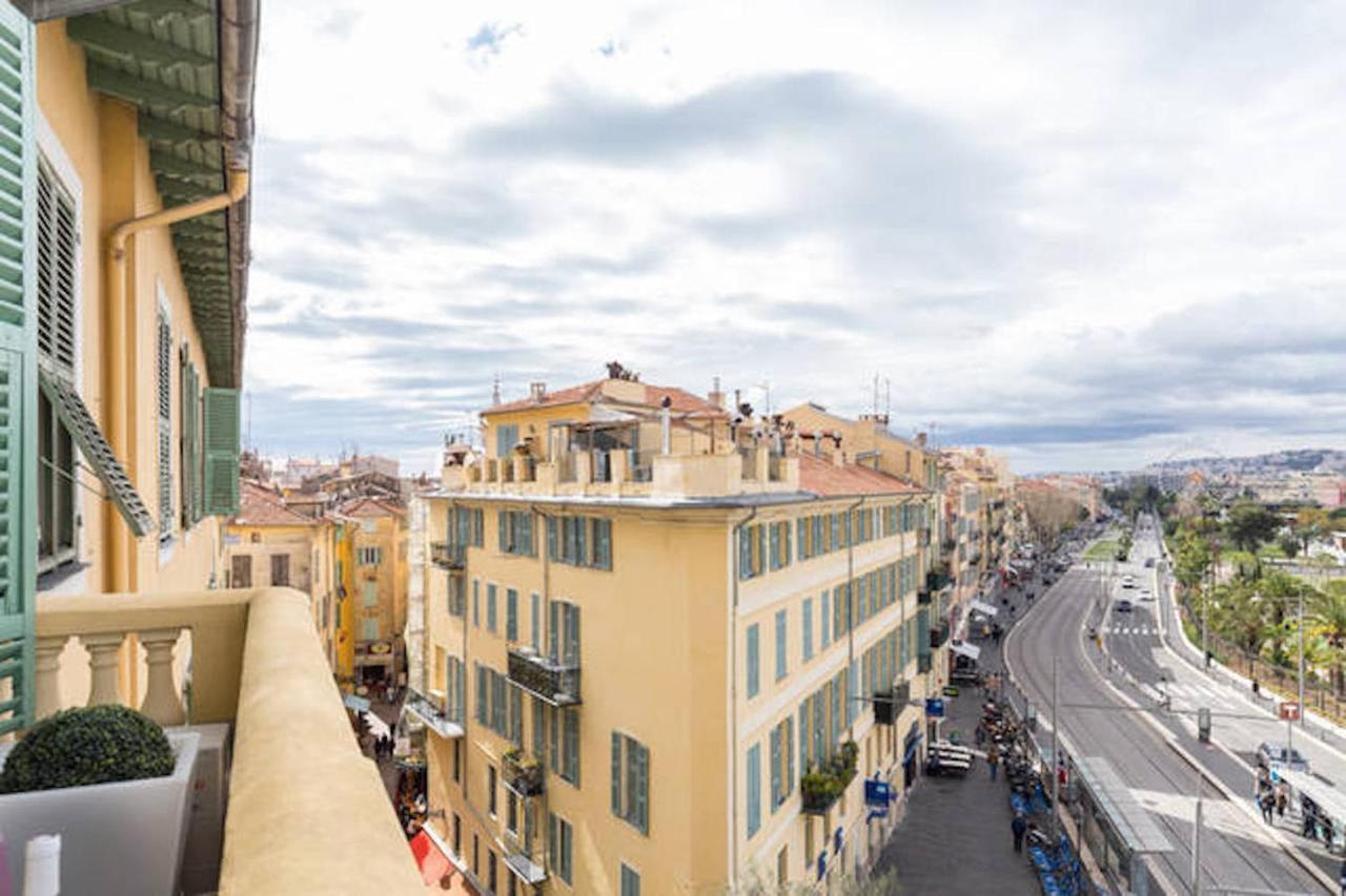 Pj - Dine On The Balcony At A Sleek Writer's Loft And Enjoy The View