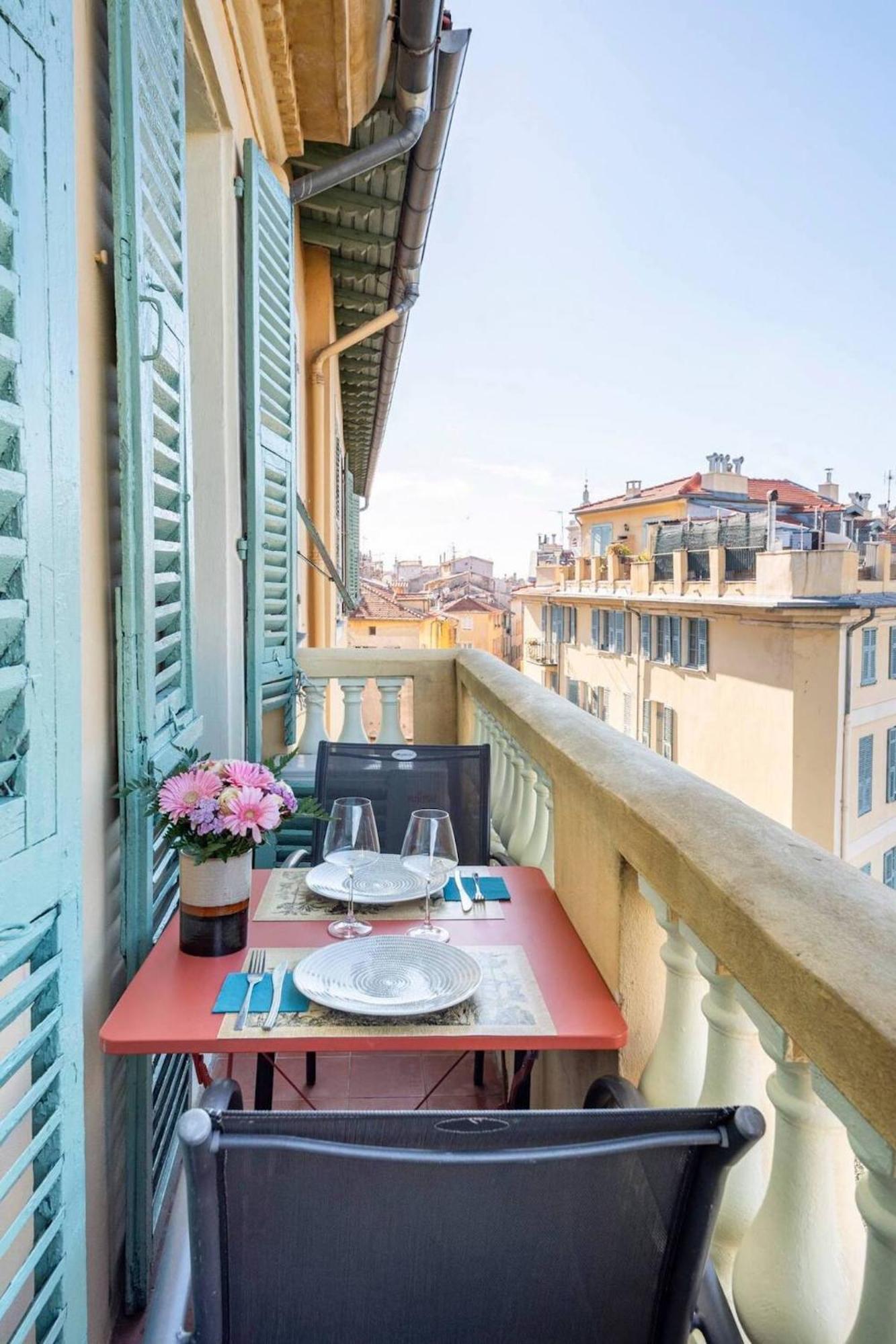 Pj - Dine On The Balcony At A Sleek Writer's Loft And Enjoy The View Appartement
