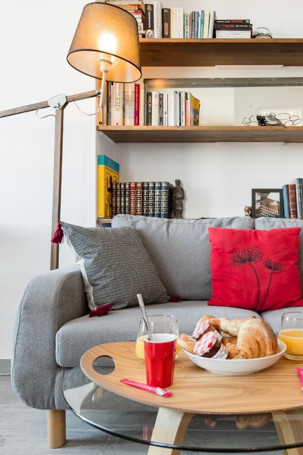Pj - Dine On The Balcony At A Sleek Writer's Loft And Enjoy The View Nice