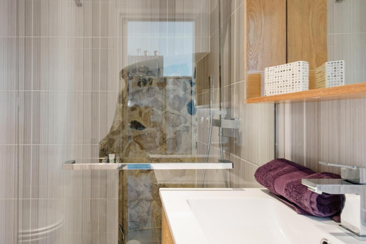 Pj - Dine On The Balcony At A Sleek Writer's Loft And Enjoy The View